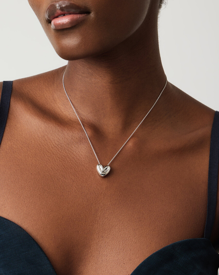 collar con colgante de corazón hinchado