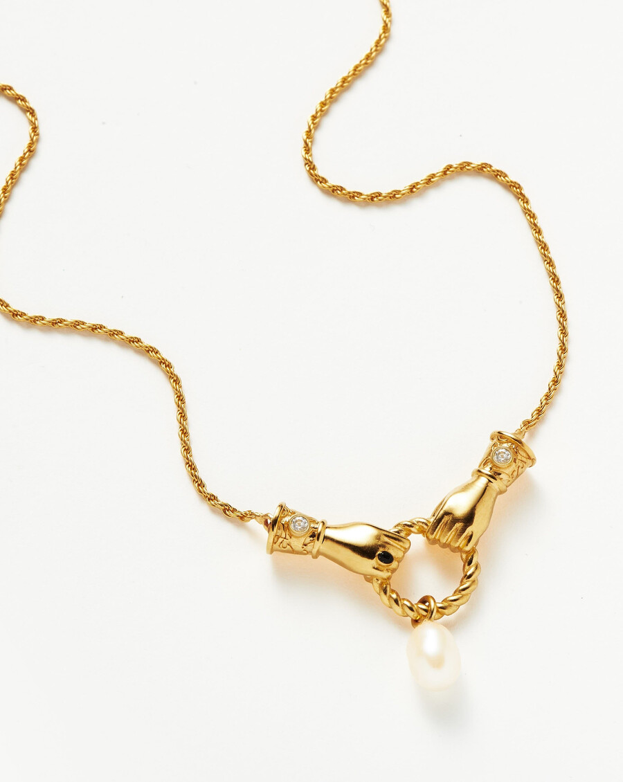 collar con colgante de gota en buenas manos de harris reed