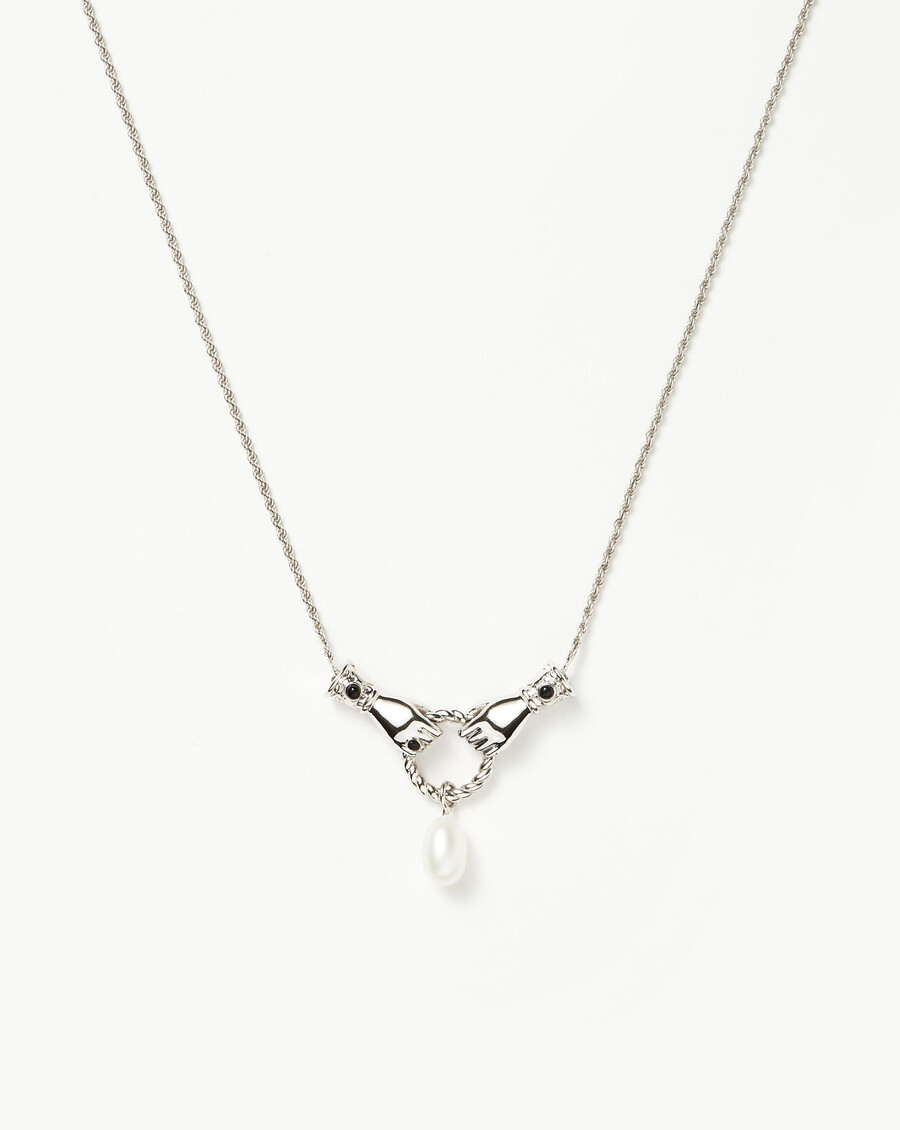 collar con colgante de gota en buenas manos de harris reed
