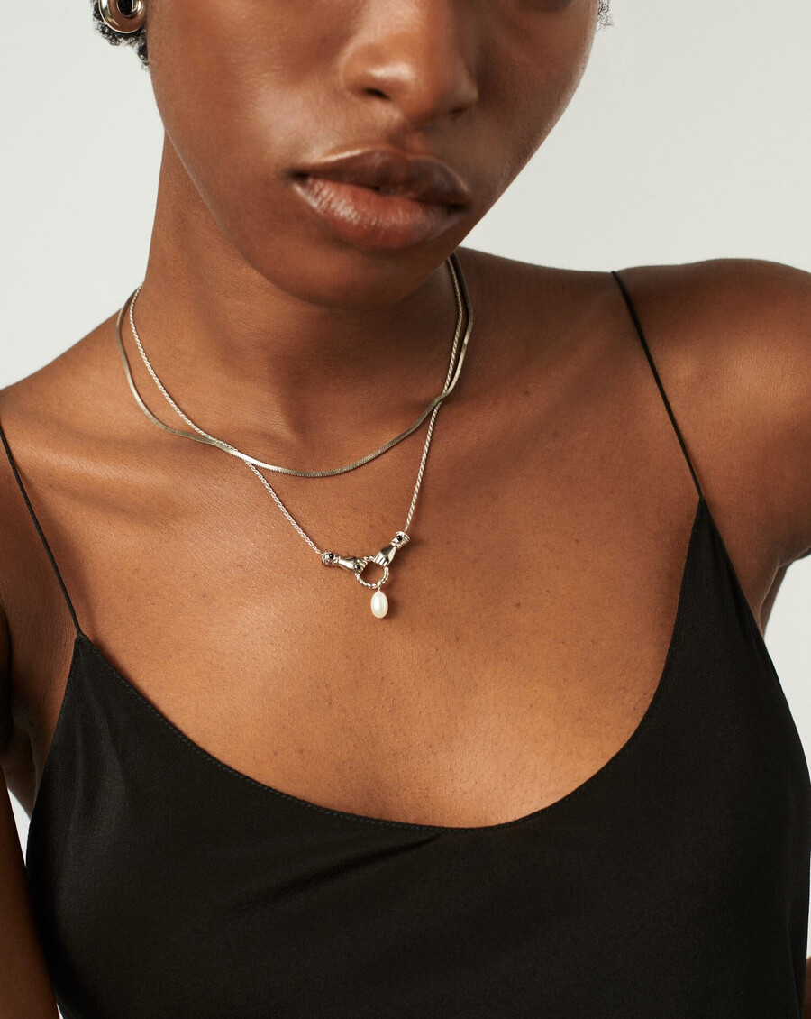 collar con colgante de gota en buenas manos de harris reed