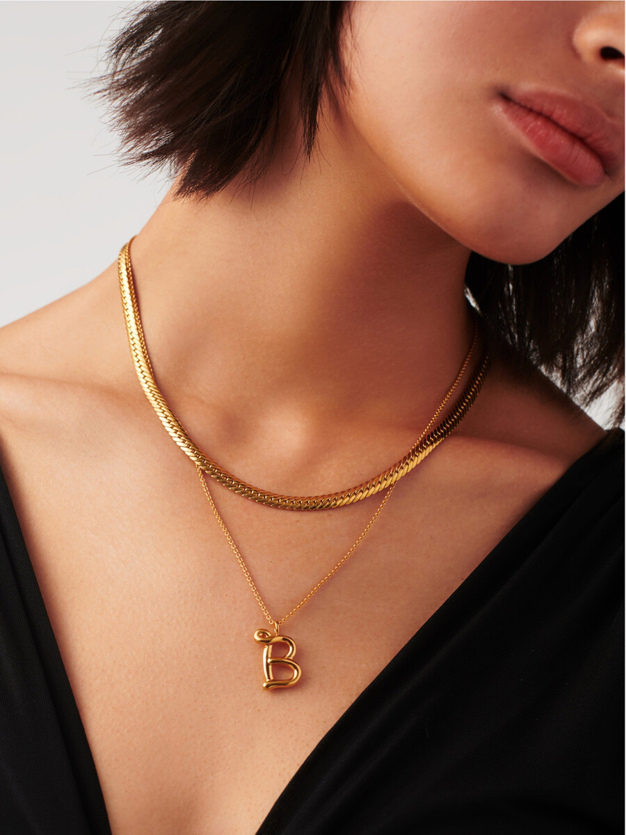 collar con colgante de inicial fundida rizada - b