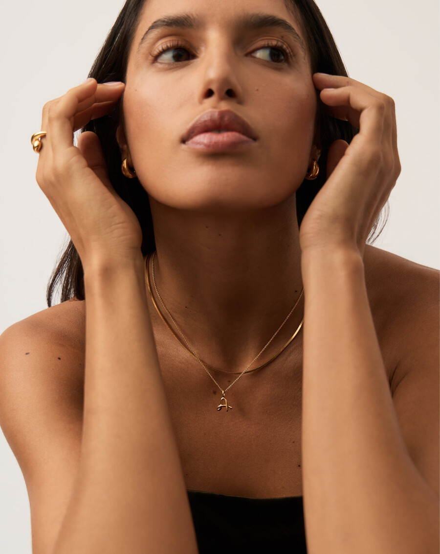 collar con inicial rizada de oro fundido mini - a