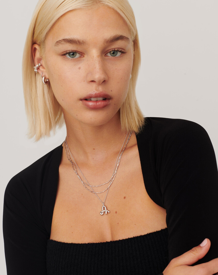 collar colgante de plata con inicial a fundida rizada