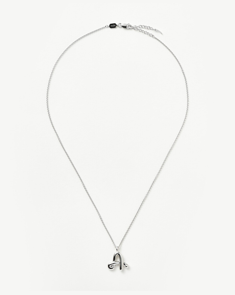 collar colgante de plata con inicial a fundida rizada