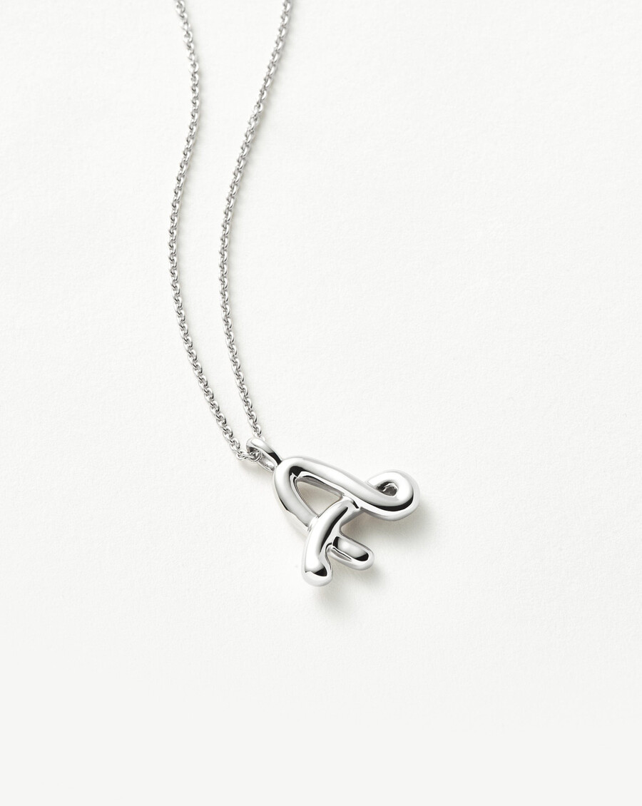 collar colgante de plata con inicial a fundida rizada