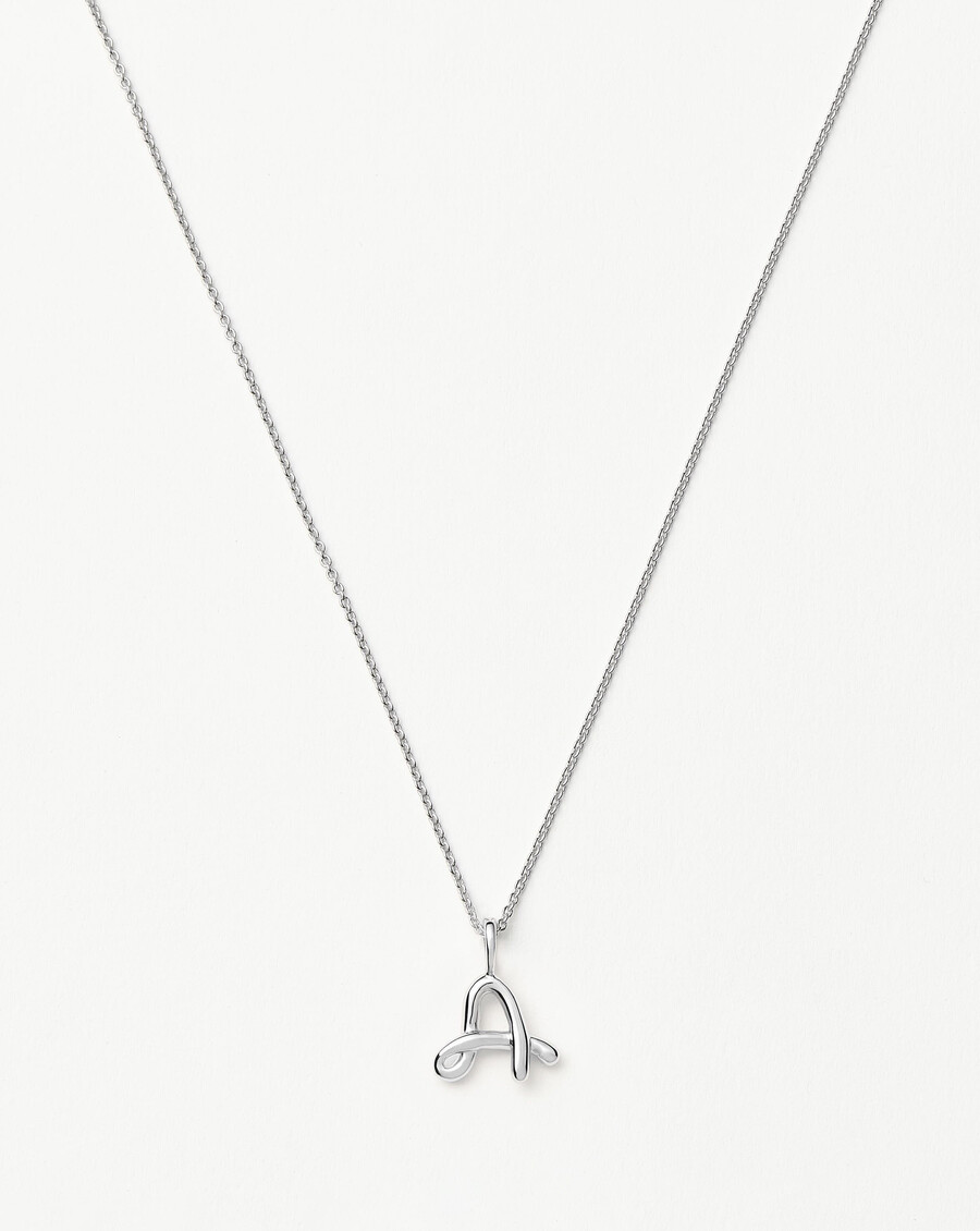 collar con inicial rizada de plata fundida en miniatura - a