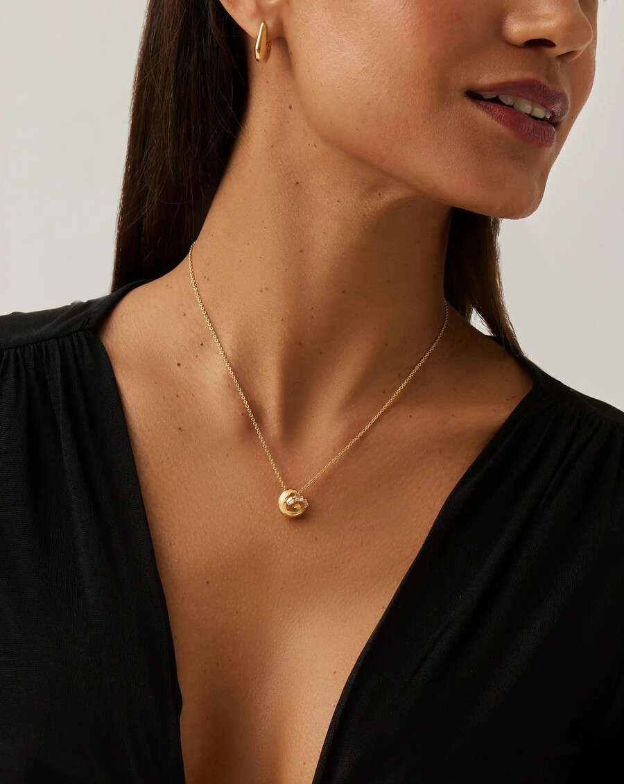 collar con colgante de nudo pavé de lucy williams - oro