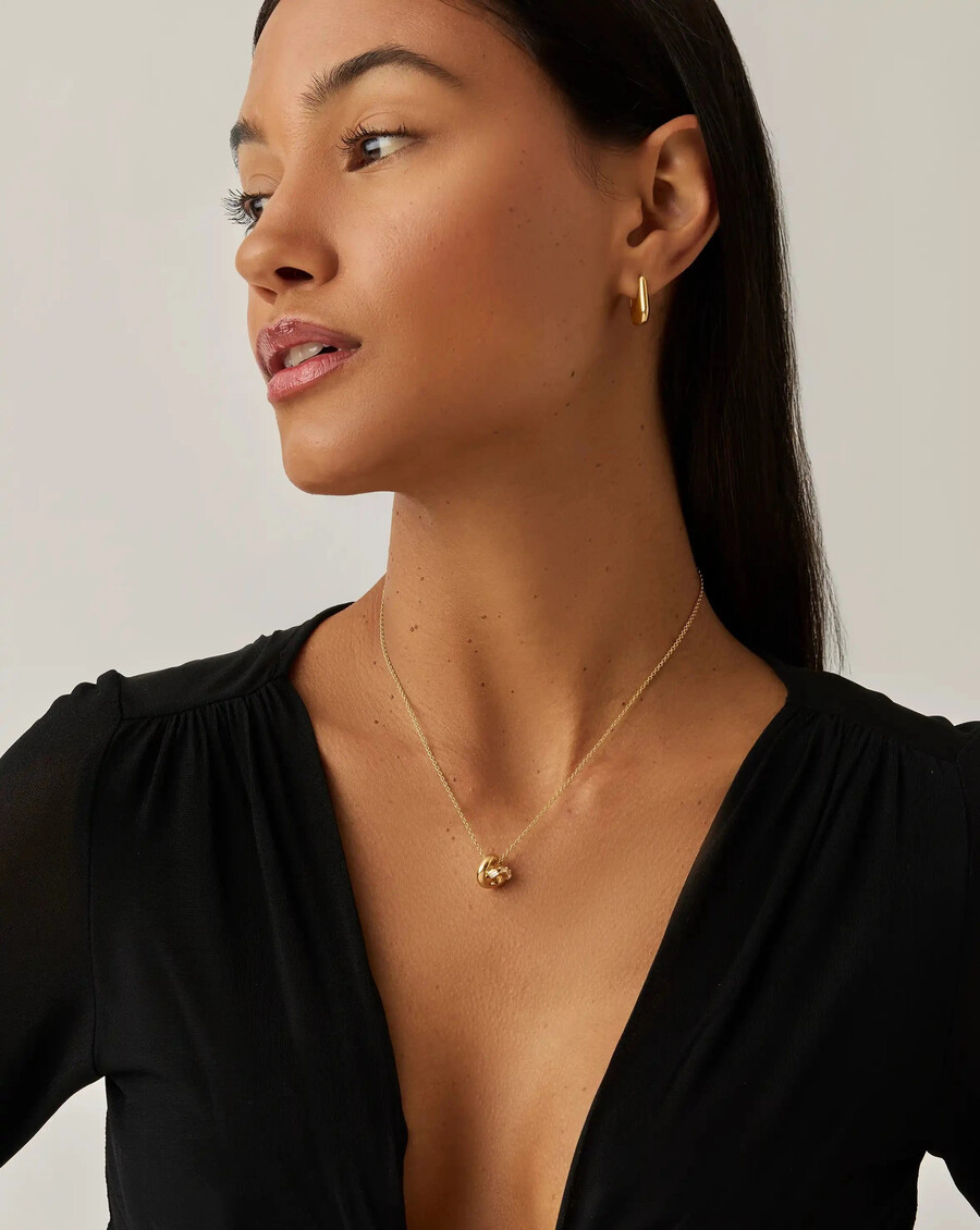 collar con colgante de nudo pavé de lucy williams - oro