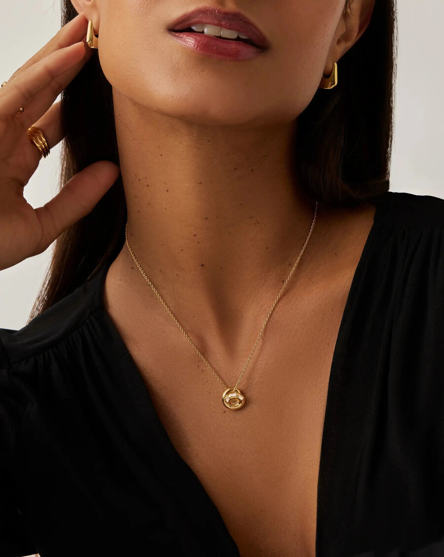 collar con colgante de nudo pavé de lucy williams - oro