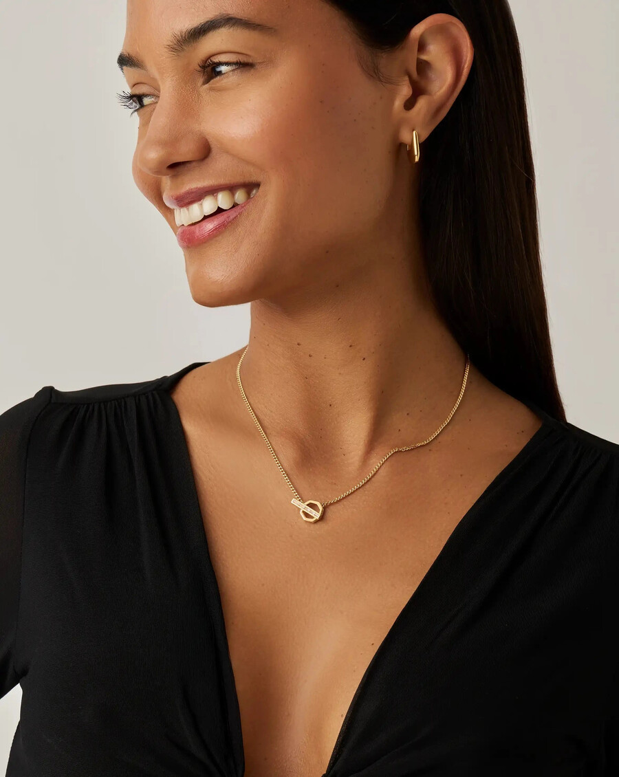 collar con colgante hexagonal de barra en t de lucy williams - oro