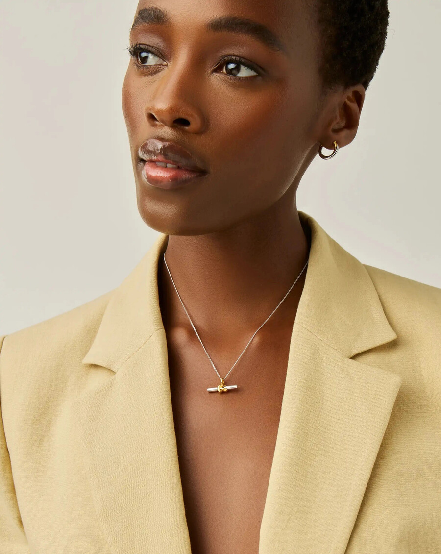 collar con colgante de nudo en t de lucy williams - oro y plata