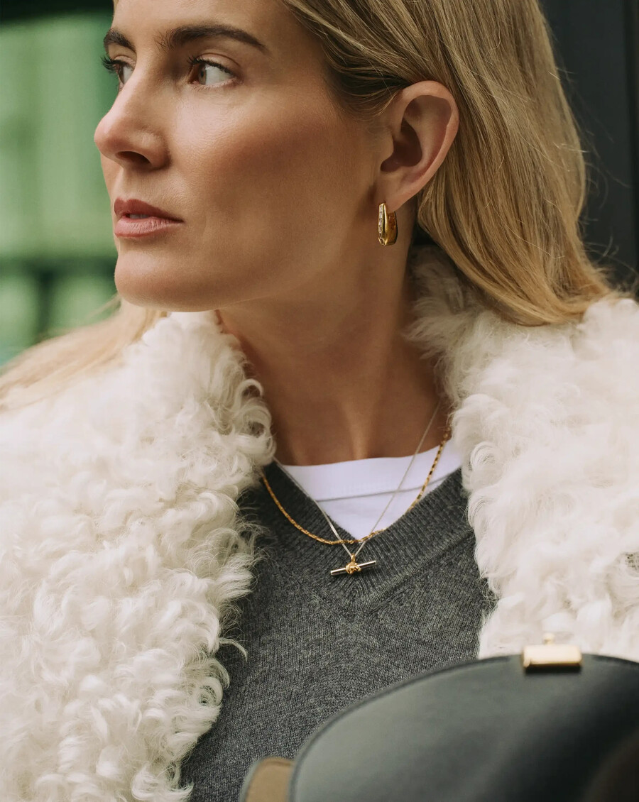 collar con colgante de nudo en t de lucy williams - oro y plata