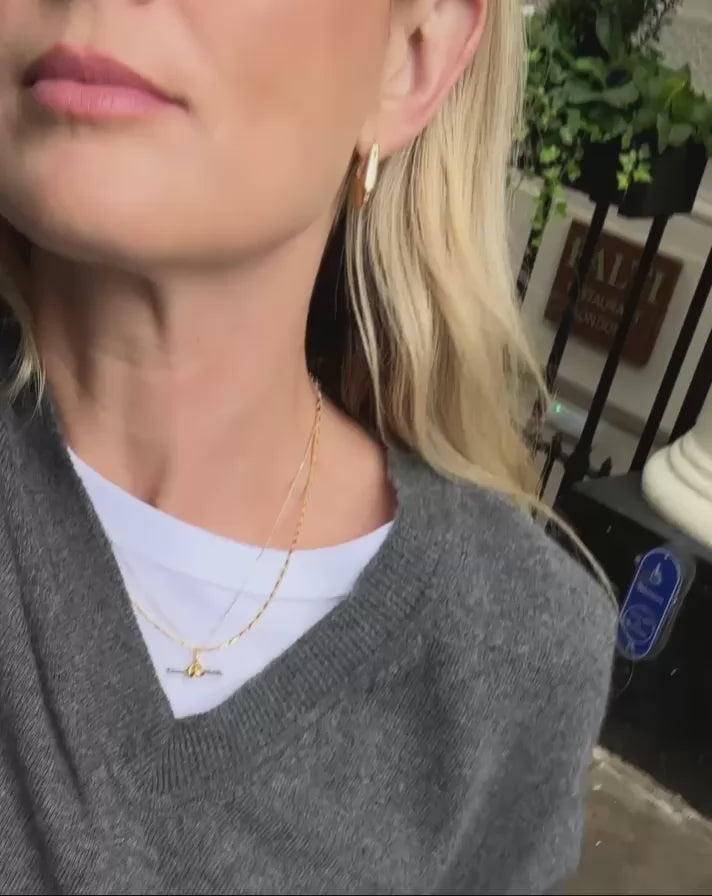 collar con colgante de nudo en t de lucy williams - oro y plata