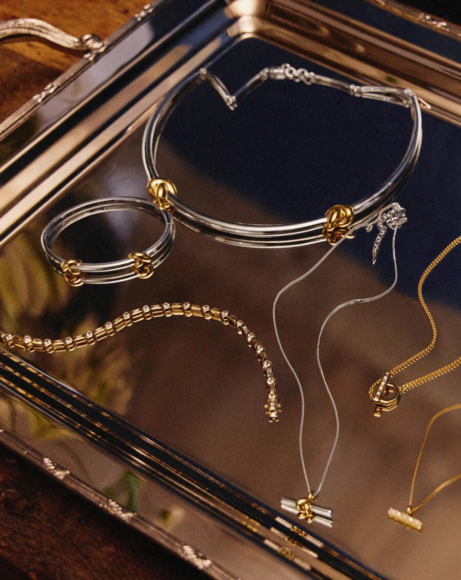 collar con colgante de nudo en t de lucy williams - oro y plata