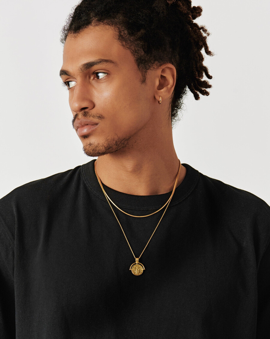 collar largo de oro con moneda de arco romano grabable de lucy williams