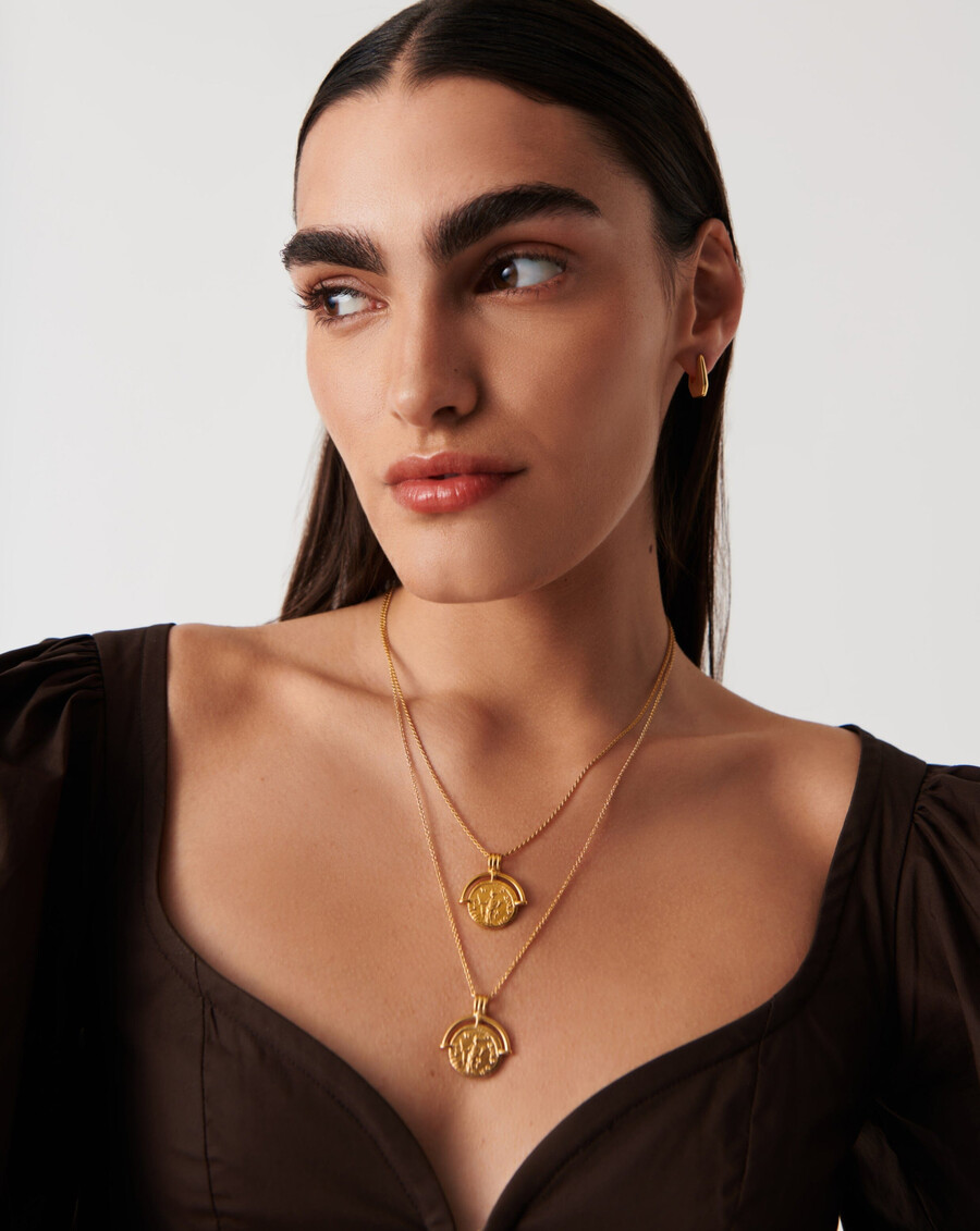 collar largo de oro con moneda de arco romano grabable de lucy williams
