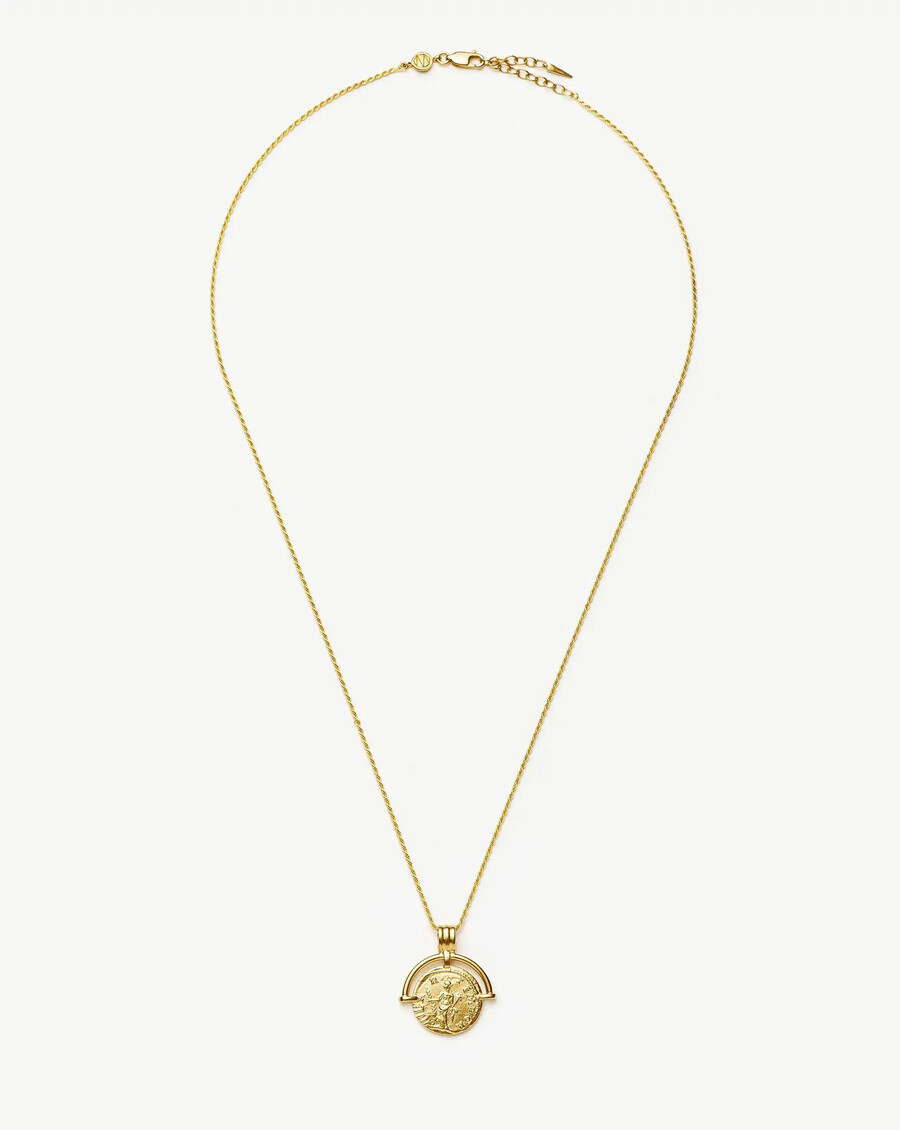 collar largo de oro con moneda de arco romano grabable de lucy williams