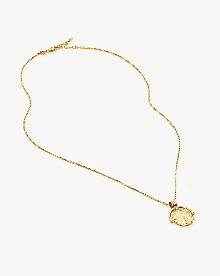 collar largo de oro con moneda de arco romano grabable de lucy williams