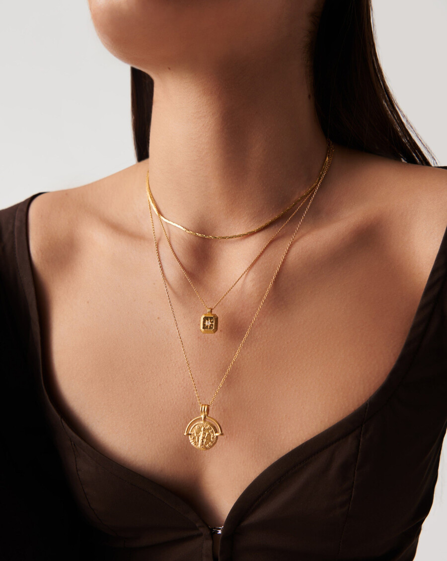 collar largo de oro con moneda de arco romano grabable de lucy williams