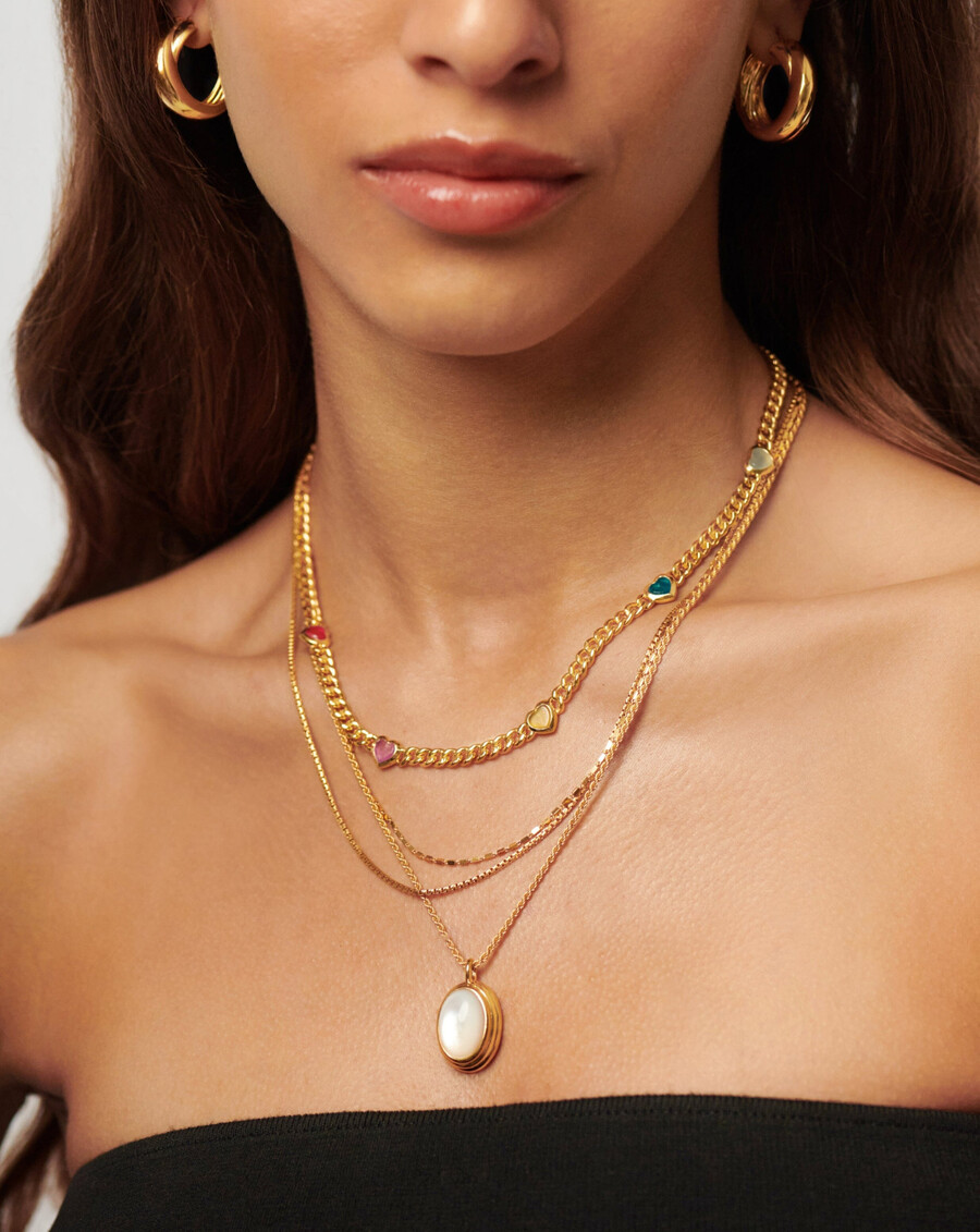 collar con dije de corazón de gelatina y piedras preciosas barbiecore