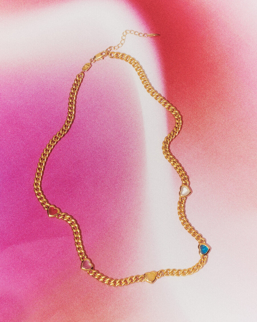collar con dije de corazón de gelatina y piedras preciosas barbiecore