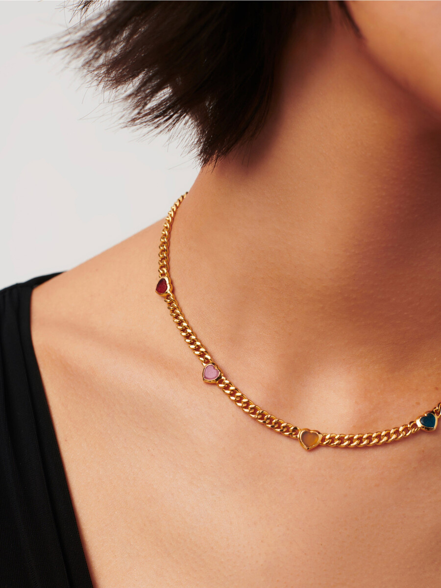 collar con dije de corazón de gelatina y piedras preciosas barbiecore