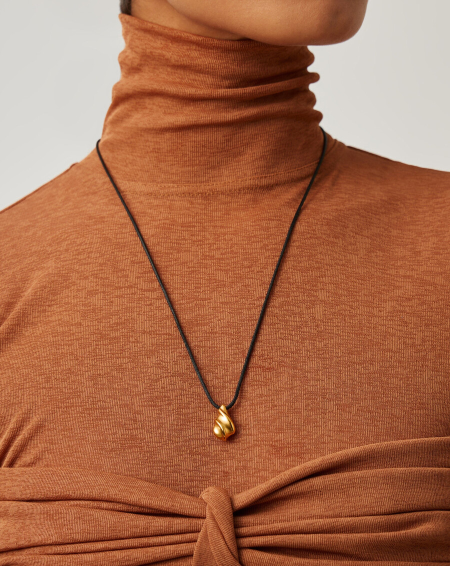 collar con cordón colgante de gota de savi ridge - dorado