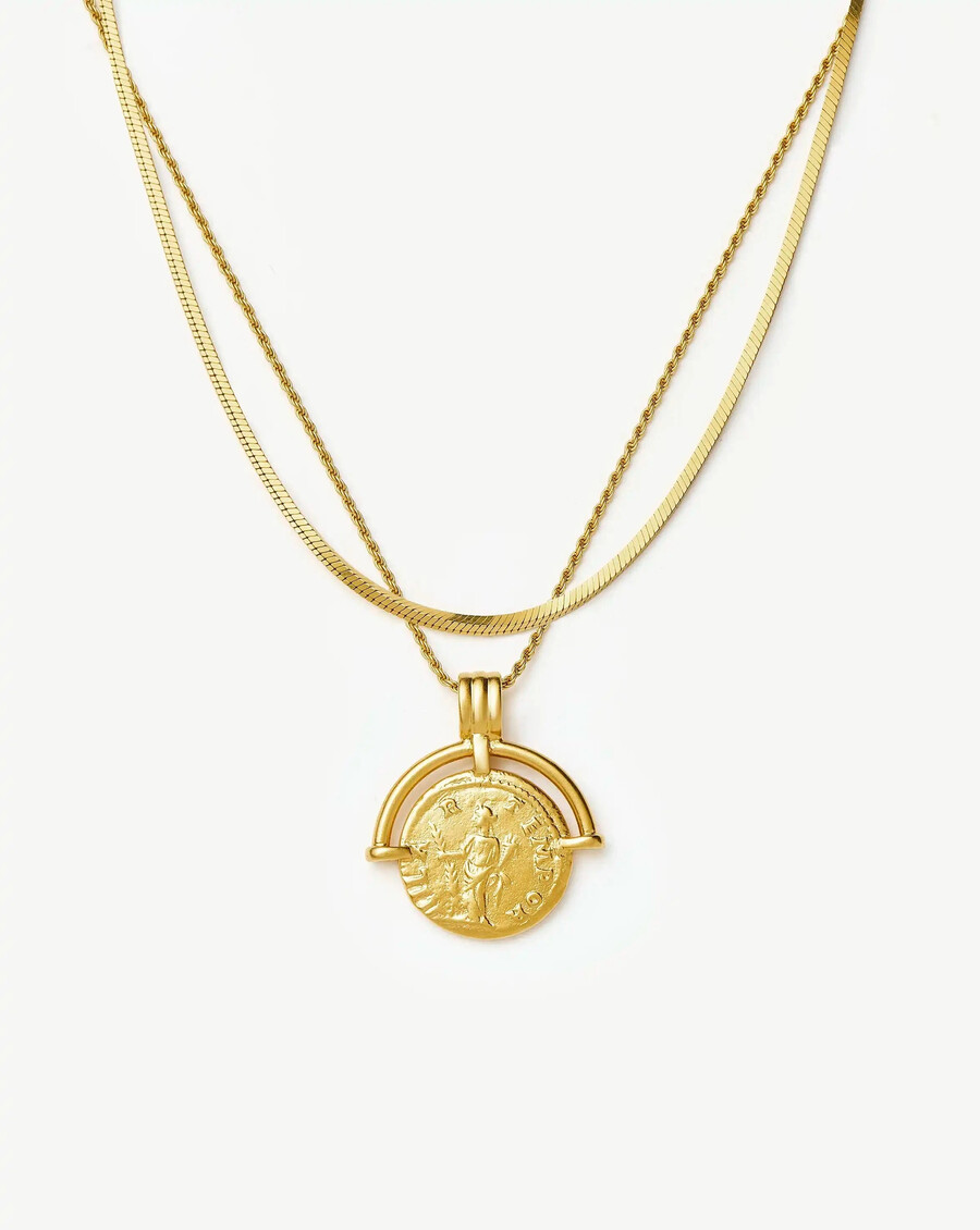 conjunto de collar dorado con arco romano y serpiente de lucy williams
