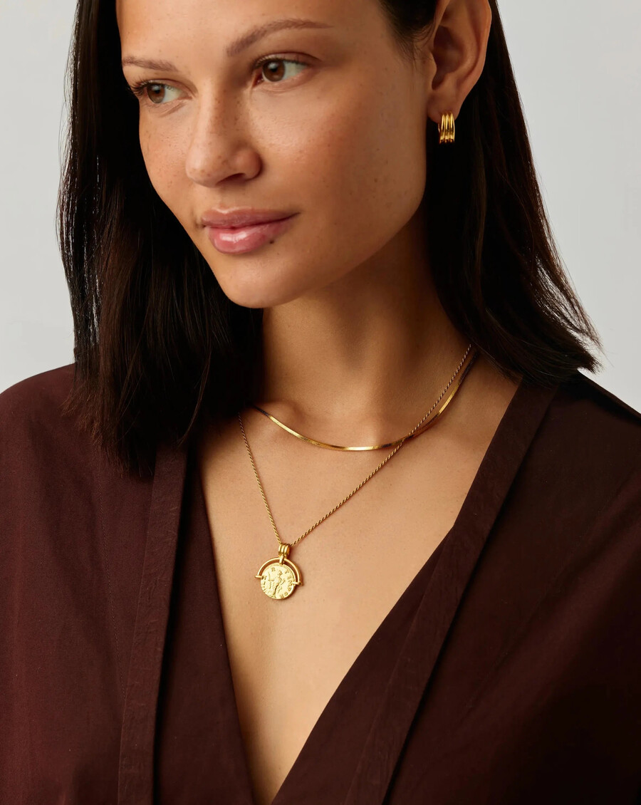 conjunto de collar dorado con arco romano y serpiente de lucy williams