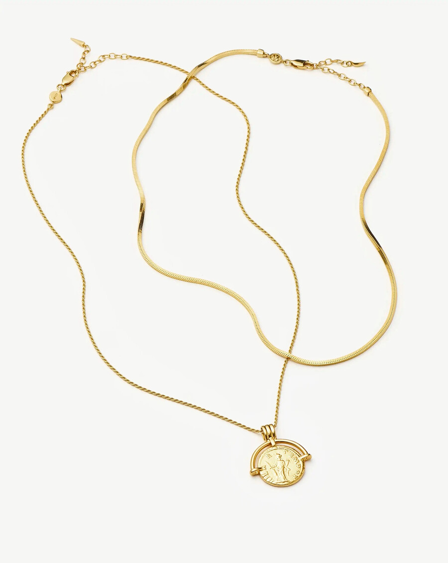 conjunto de collar dorado con arco romano y serpiente de lucy williams