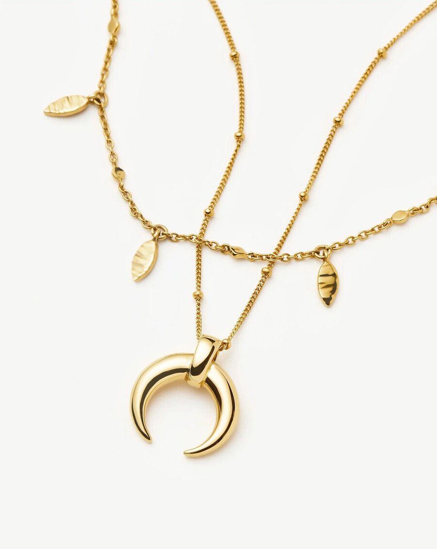 conjunto de collar de cuerno y gargantilla con dije de hoja de lucy williams