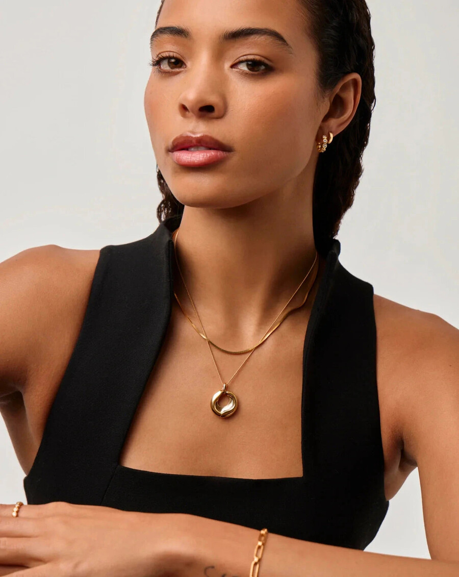 collar con colgante de oro fundido con cresta escultural
