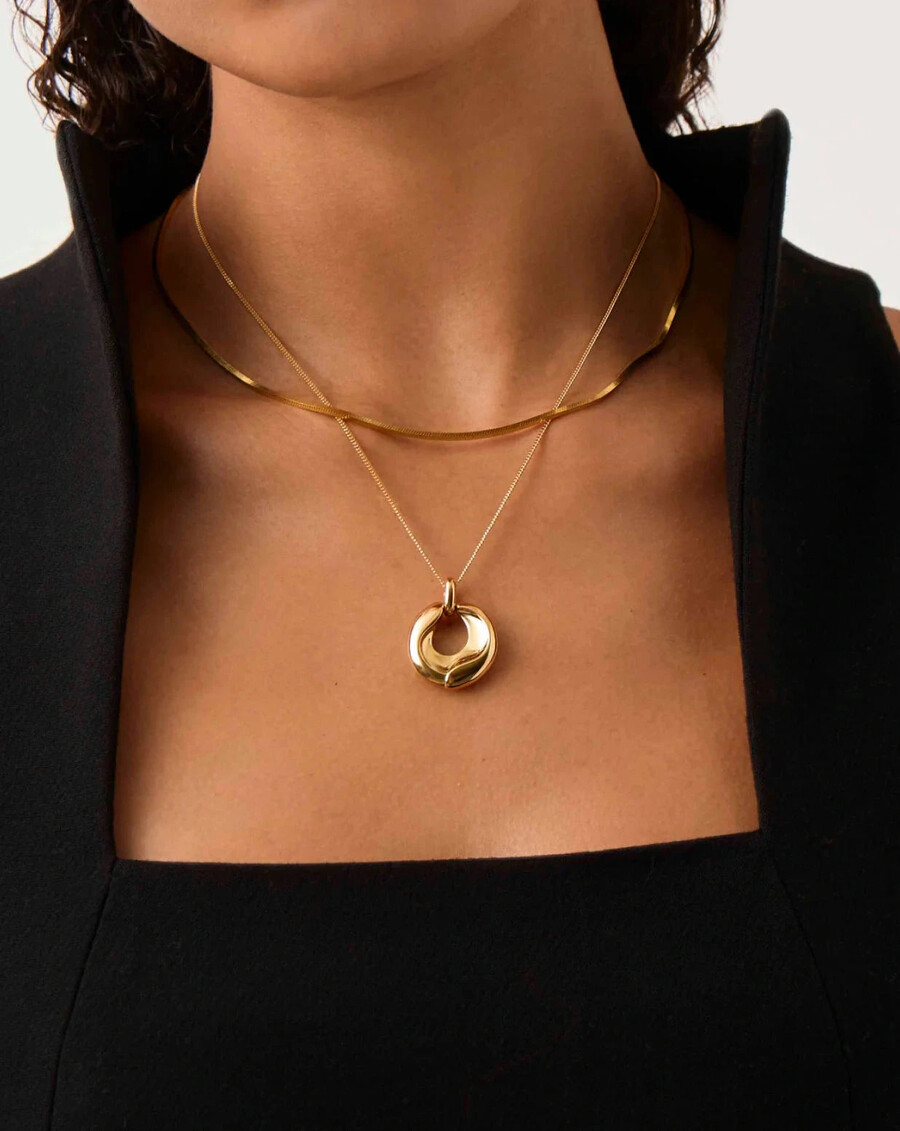 collar con colgante de oro fundido con cresta escultural