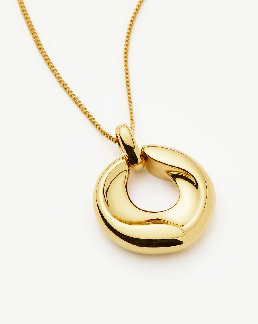 collar con colgante de oro fundido con cresta escultural
