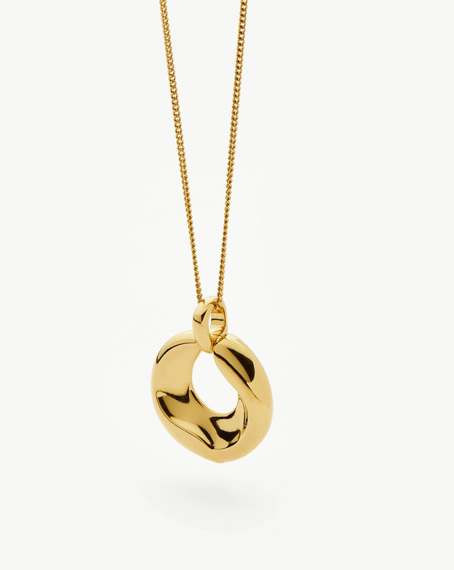 collar con colgante de oro fundido con cresta escultural
