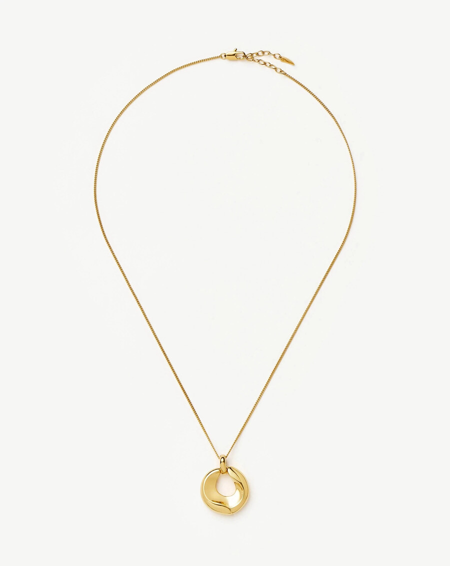collar con colgante de oro fundido con cresta escultural