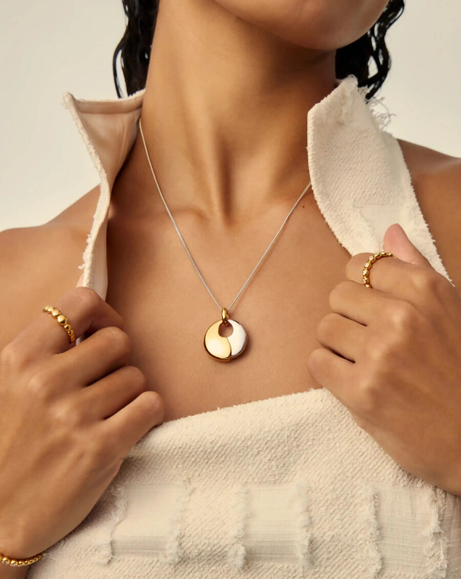 conjunto de collar con colgante de guijarro escultural