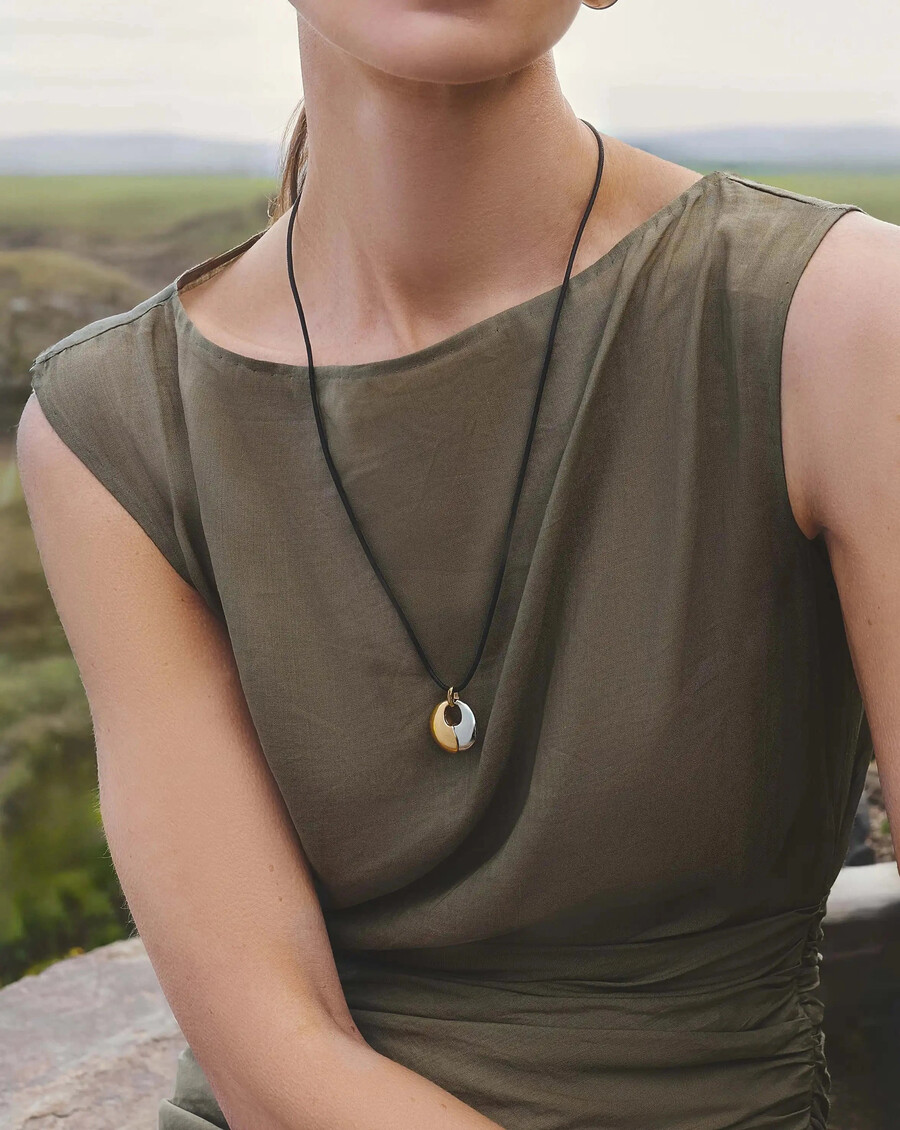 conjunto de collar con colgante de guijarro escultural