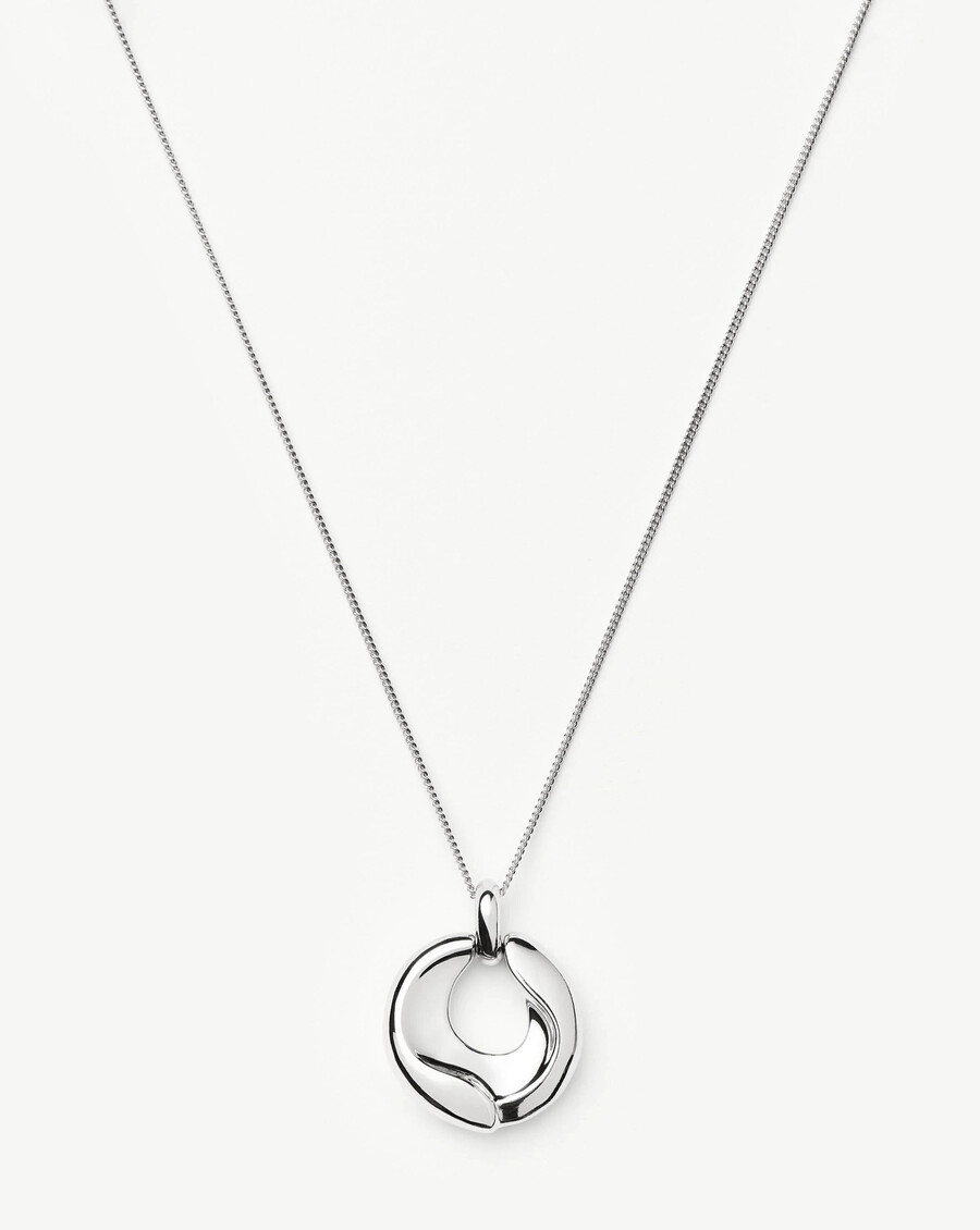 collar con colgante de plata fundida con cresta escultural