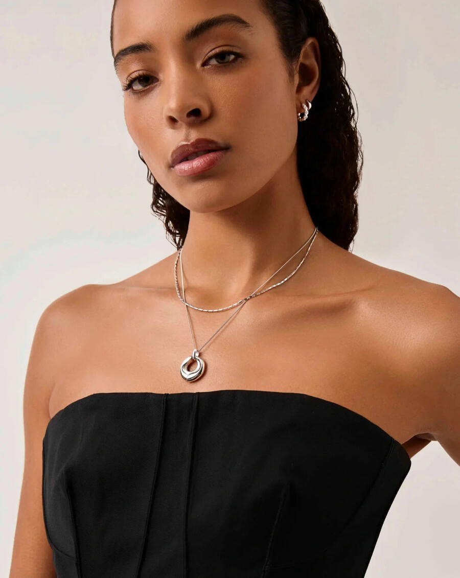 collar con colgante de plata fundida con cresta escultural