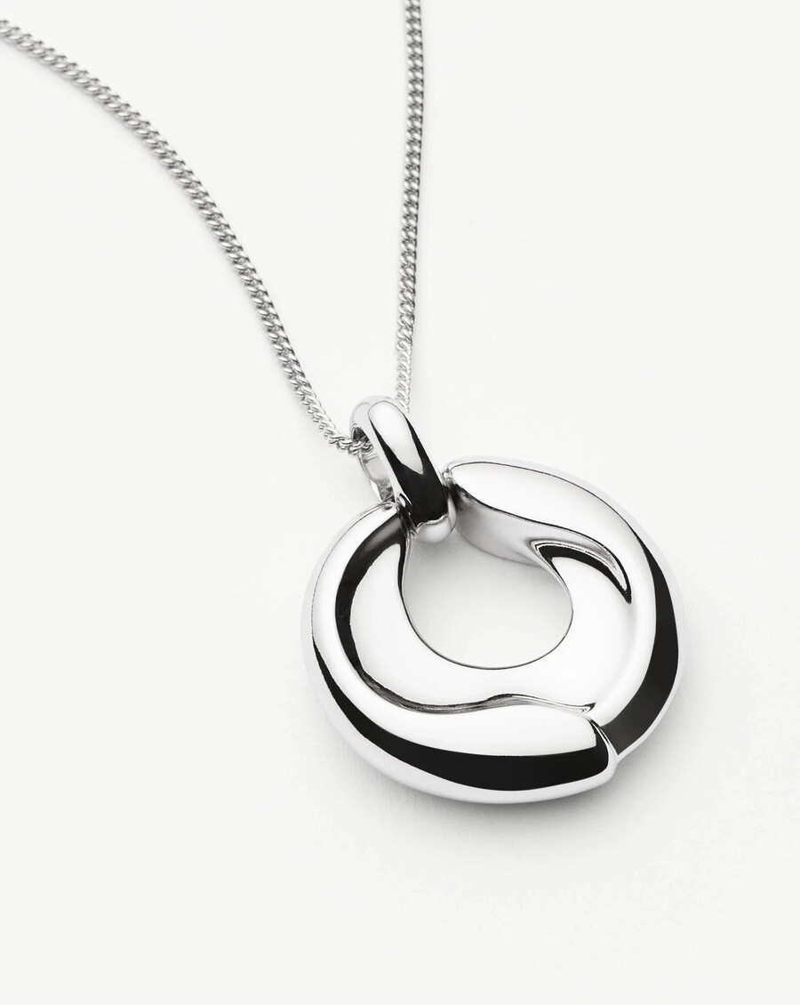 collar con colgante de plata fundida con cresta escultural