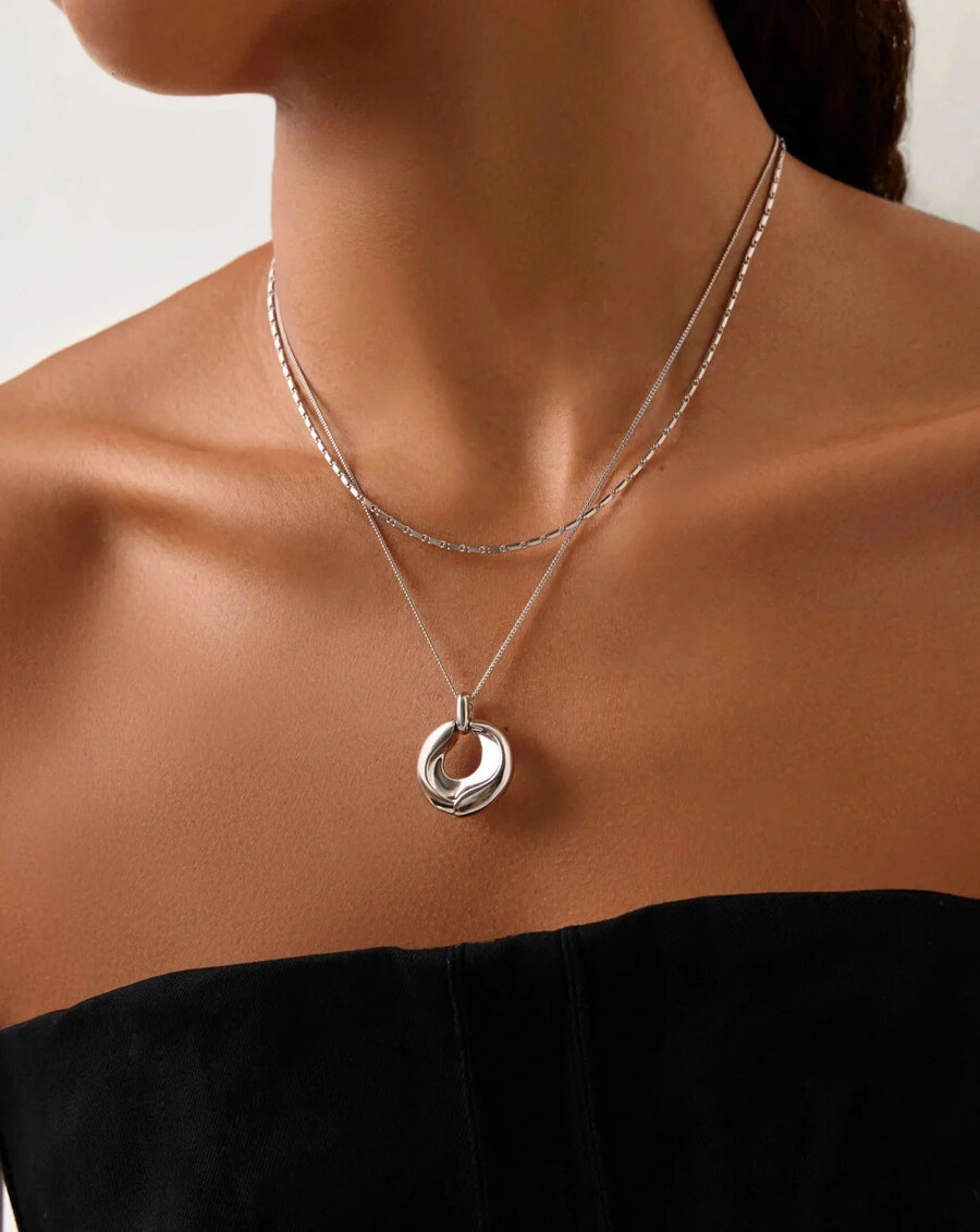 collar con colgante de plata fundida con cresta escultural