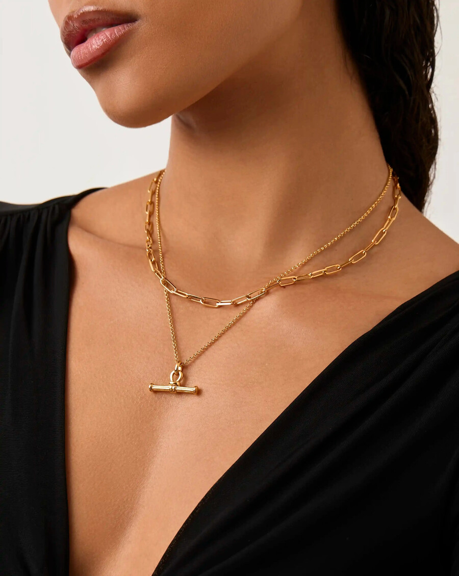 collar de cadena dorada con barra en t y cresta