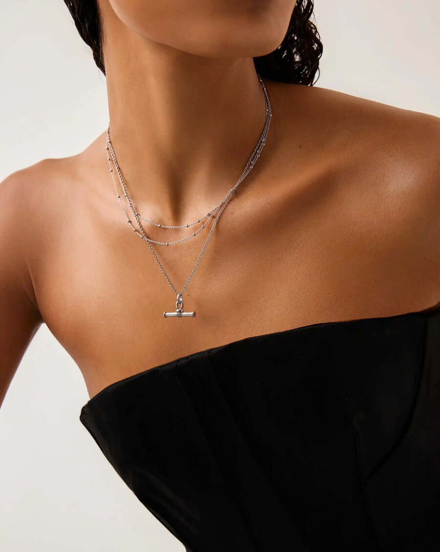 collar de cadena de plata con barra en t y cresta