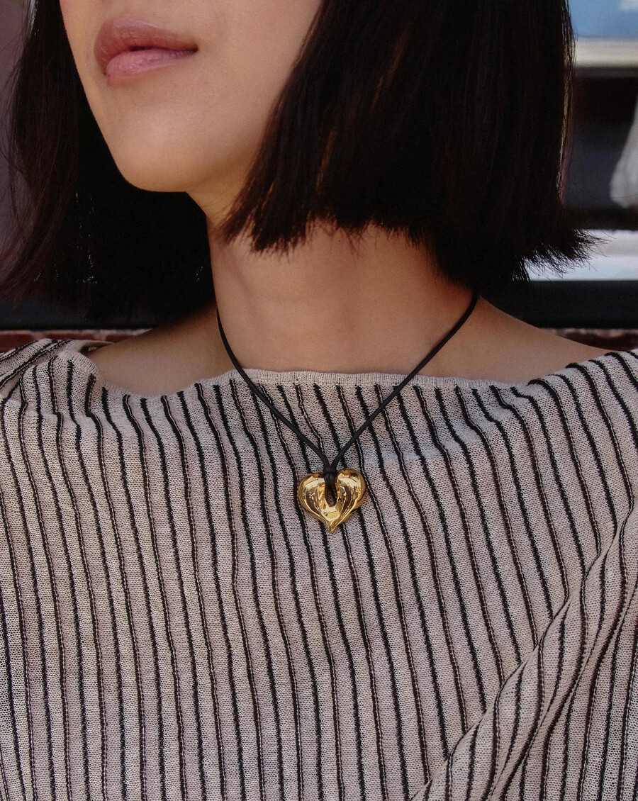 collar con cordón colgante de oro con corazón fundido