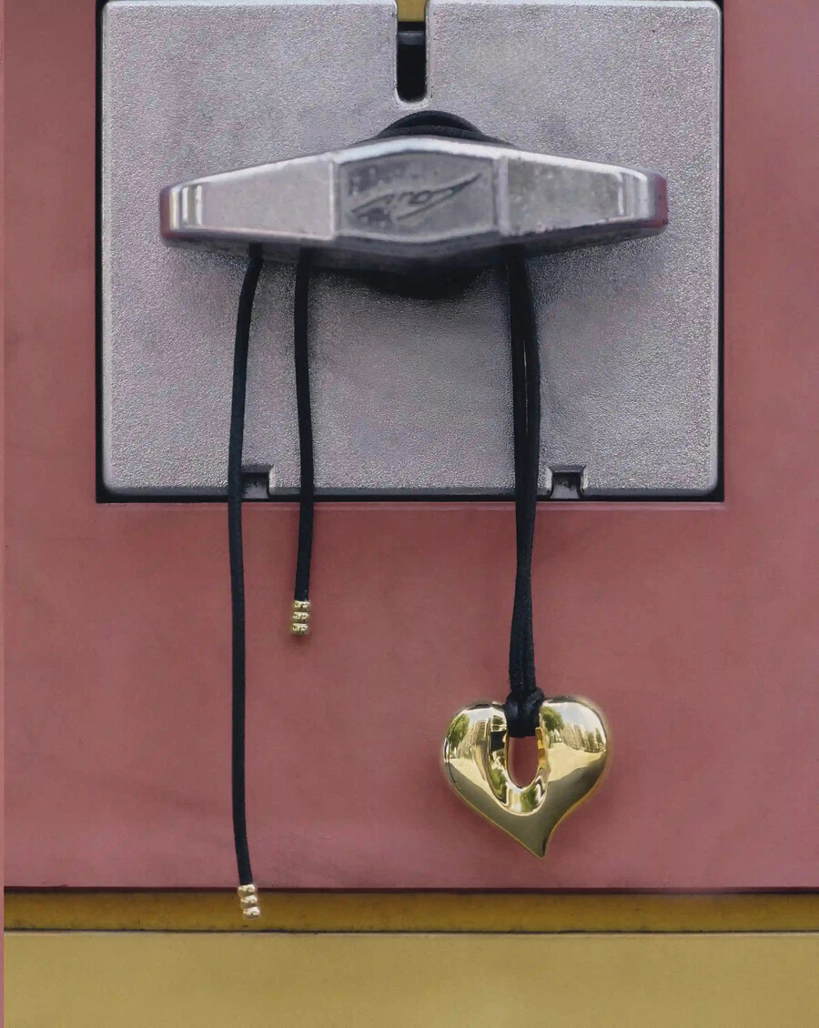 collar con cordón colgante de oro con corazón fundido