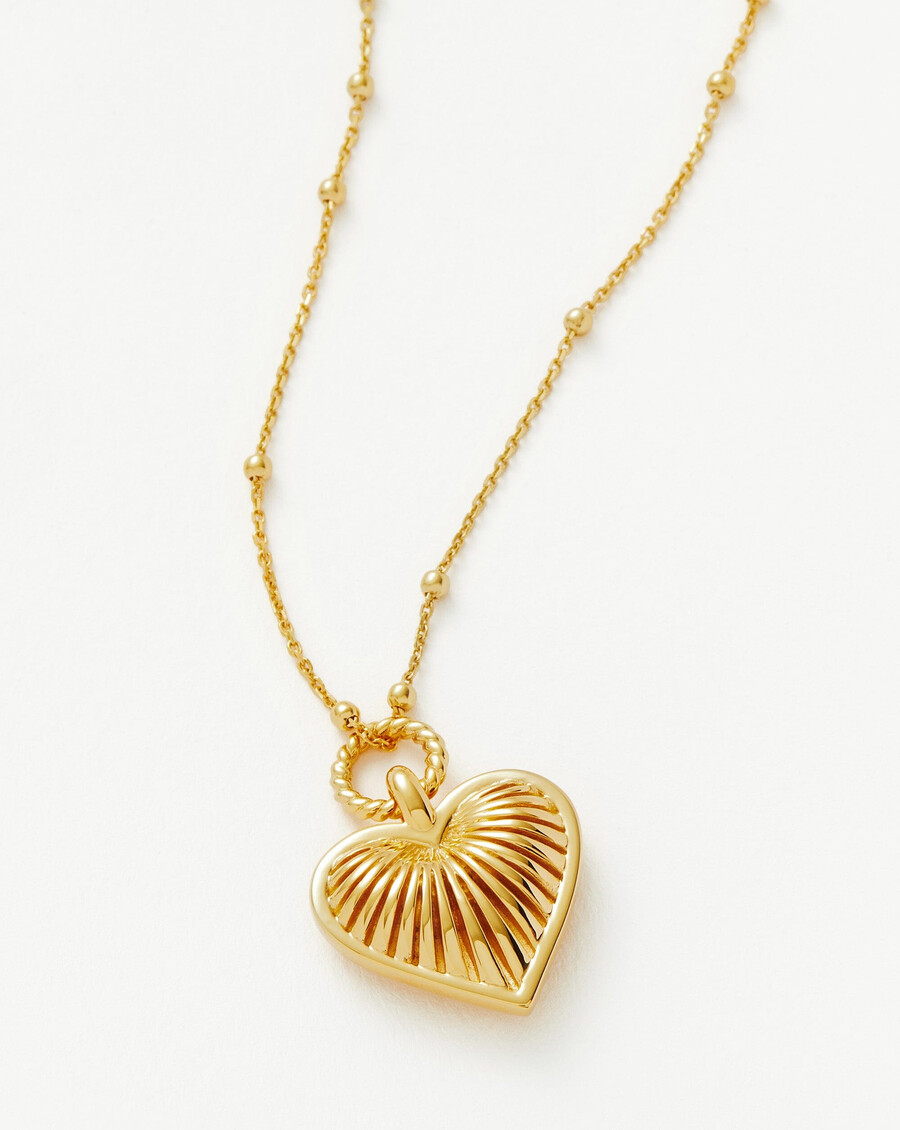 collar con dije de corazón de cresta