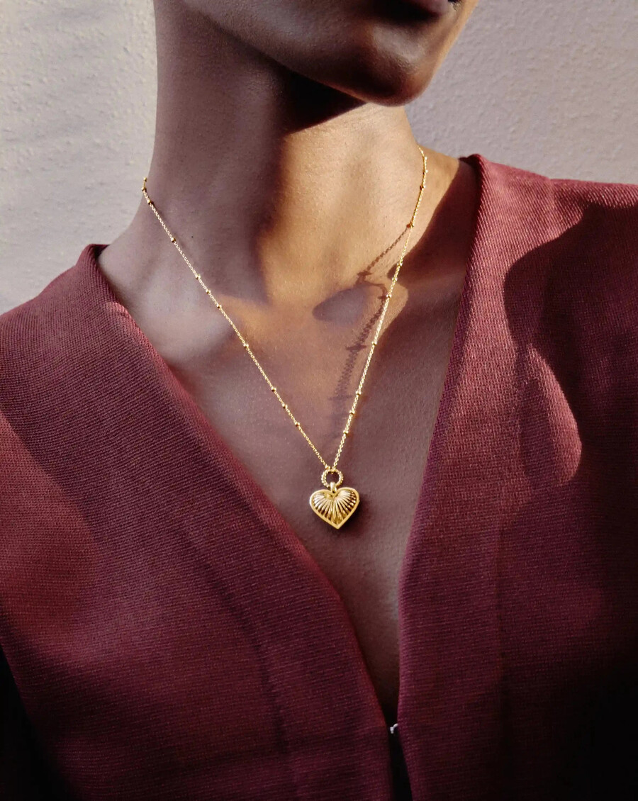 collar con dije de corazón de cresta