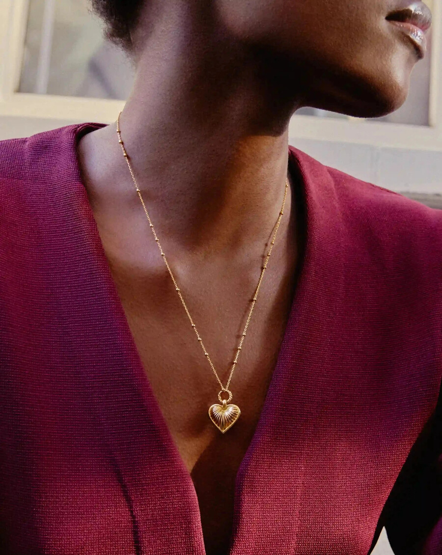 collar con dije de corazón de cresta