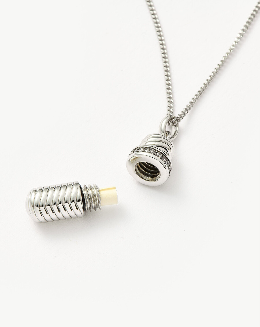 collar colgante de plata con mensaje en una botella